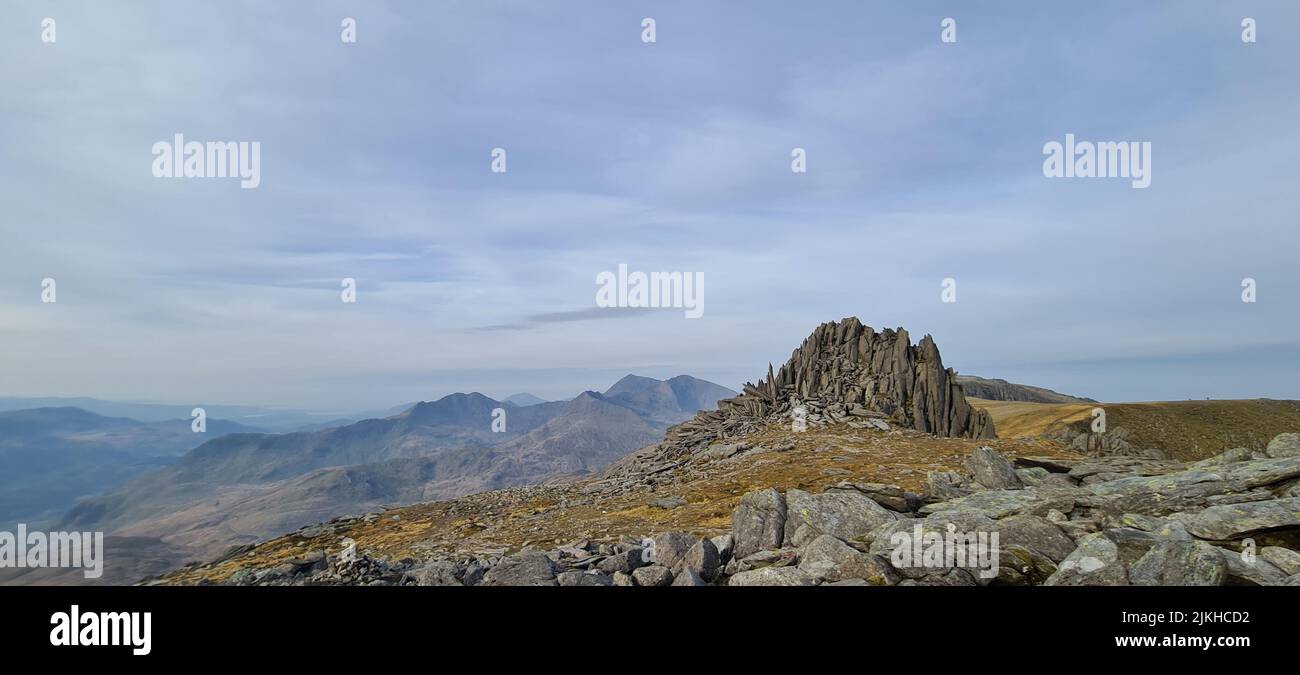 Ein Panoramablick auf einen Gipfel des Glyder-Fach-Gebirges am Tag Stockfoto