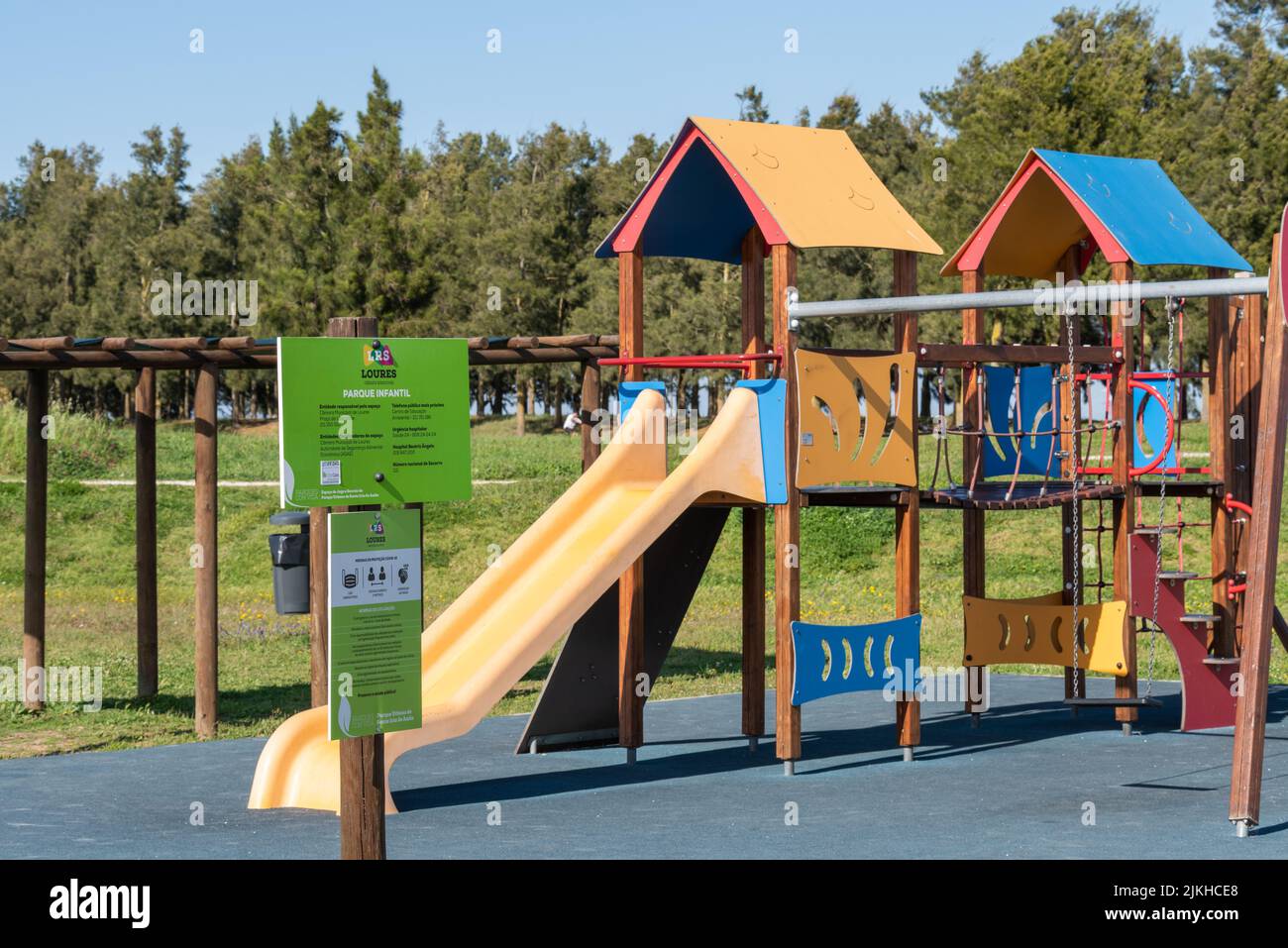 Ein Bereich mit Kinderspielplatz im Stadtpark Santa Iria de Azoia in Loures, Portugal Stockfoto