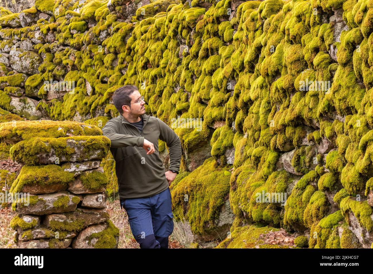 Joao Carlos Duarte Freitas steht in der Nähe von moosigen Steinen Stockfoto