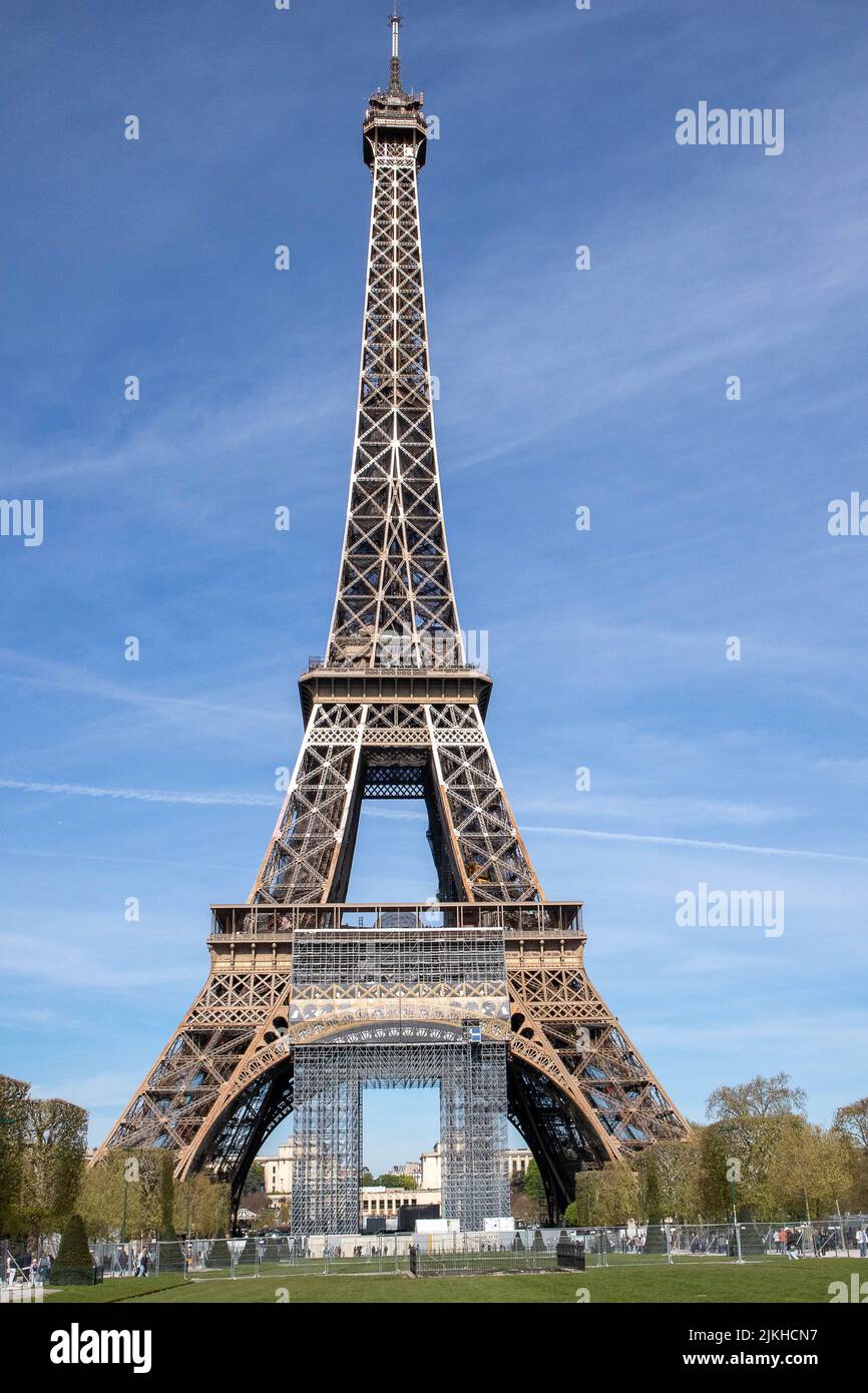 Eine vertikale Aufnahme des weltberühmten Eiffelturms in Paris, Frankreich Stockfoto