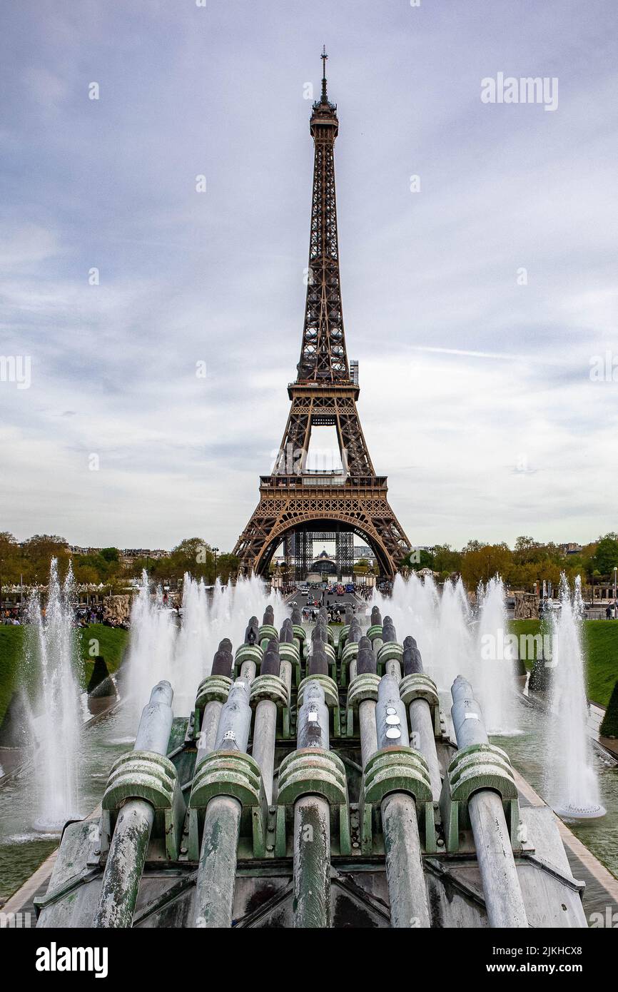Eine vertikale Aufnahme einer weltberühmten Sehenswürdigkeit - dem Eiffelturm in Paris, Frankreich Stockfoto