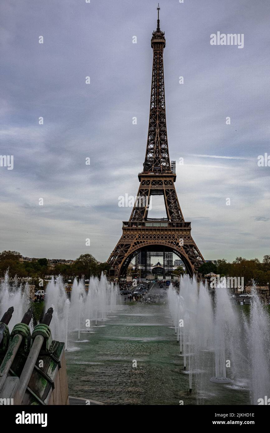 Eine vertikale Aufnahme des weltbekannten Eiffelturms in Paris, Frankreich Stockfoto