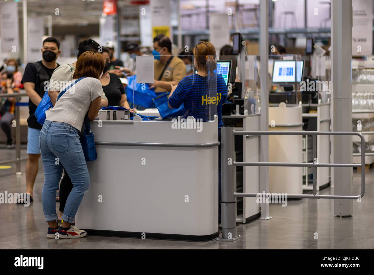 Ein Blick auf die Menschen im größten IKEA-Store der Welt Stockfoto