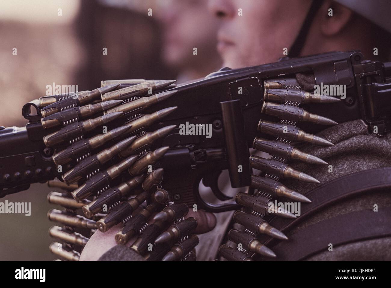 Nahaufnahme eines Soldaten mit einer tödlichen Waffe und einer mit Gürtel gespeisten 7,62mm Stockfoto