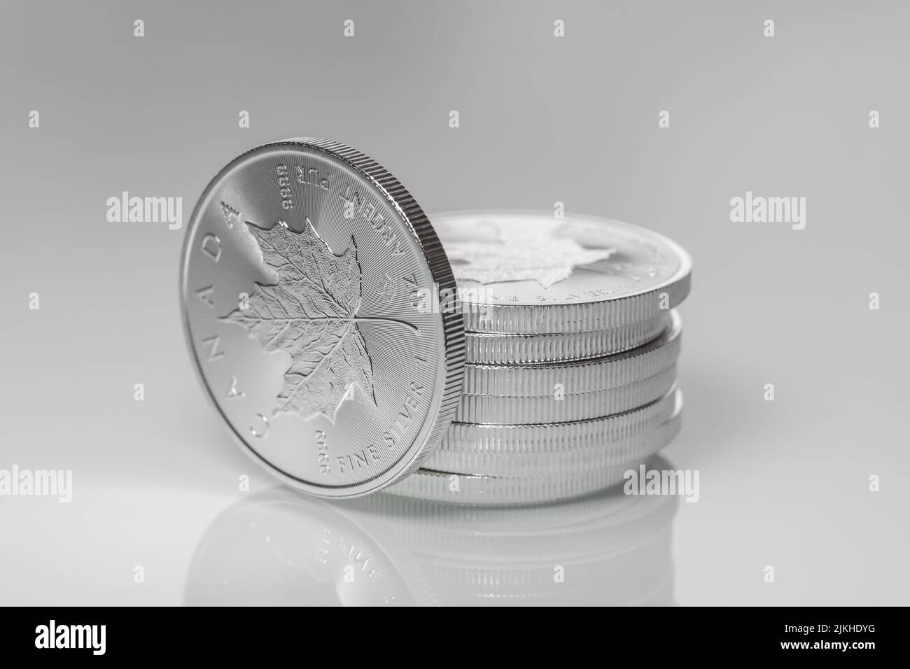 Nahaufnahme eines Stapels von 1oz kanadischen Silberahornblättern auf grauem Hintergrund Stockfoto