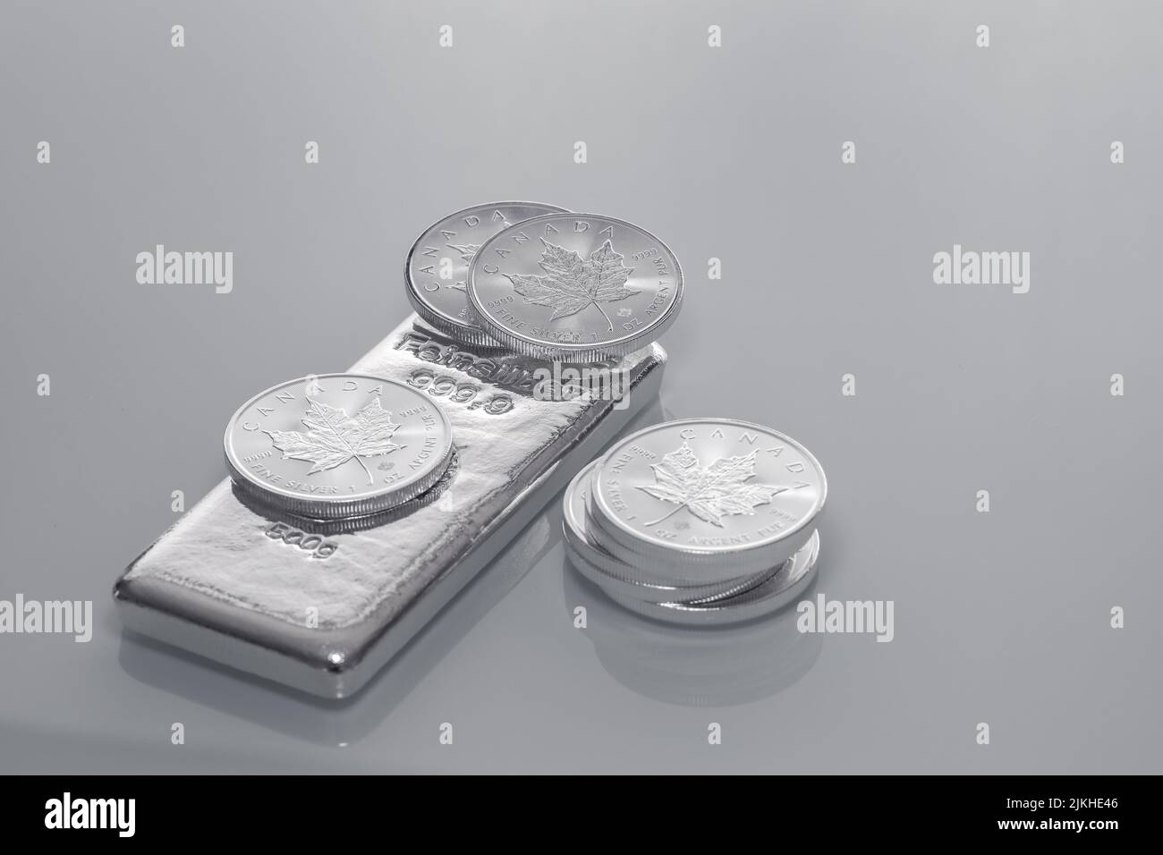 Ein Stapel von 1oz Silber kanadischen Maple Leaf auf grauem Hintergrund Stockfoto
