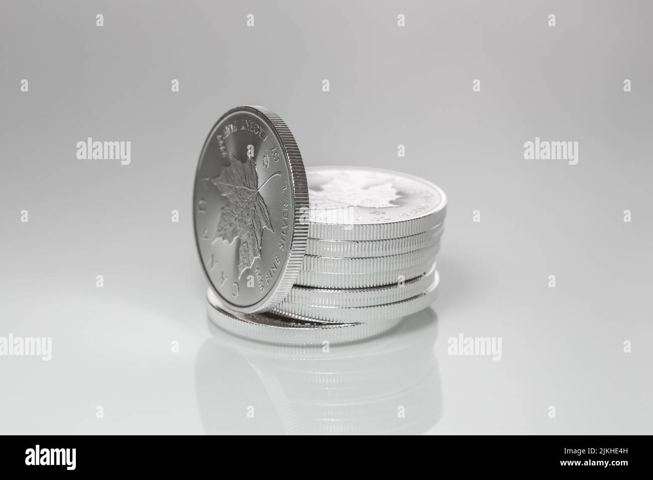 Ein Stapel von 1oz Silber kanadischen Maple Leaf auf grauem Hintergrund Stockfoto