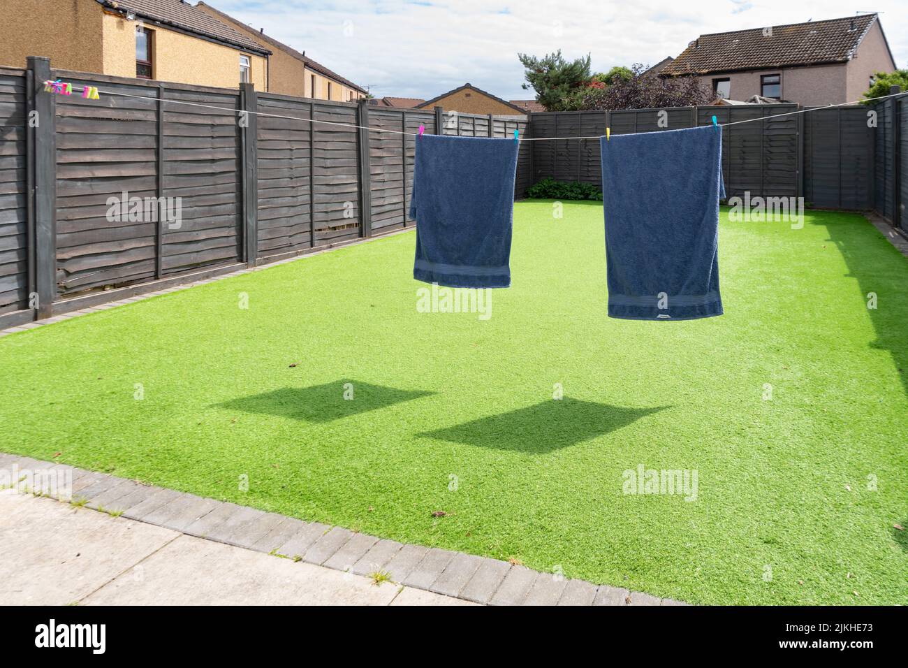 Garten mit Kunstrasen Kunstrasen bedeckt - Aberdeen, Schottland, Großbritannien Stockfoto