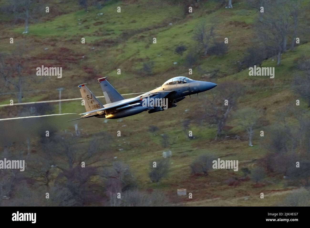 Zwei USAF Seymour Johnson F15E-Jets fliegen im Lake District über Ullswater, Keswick, Großbritannien Stockfoto