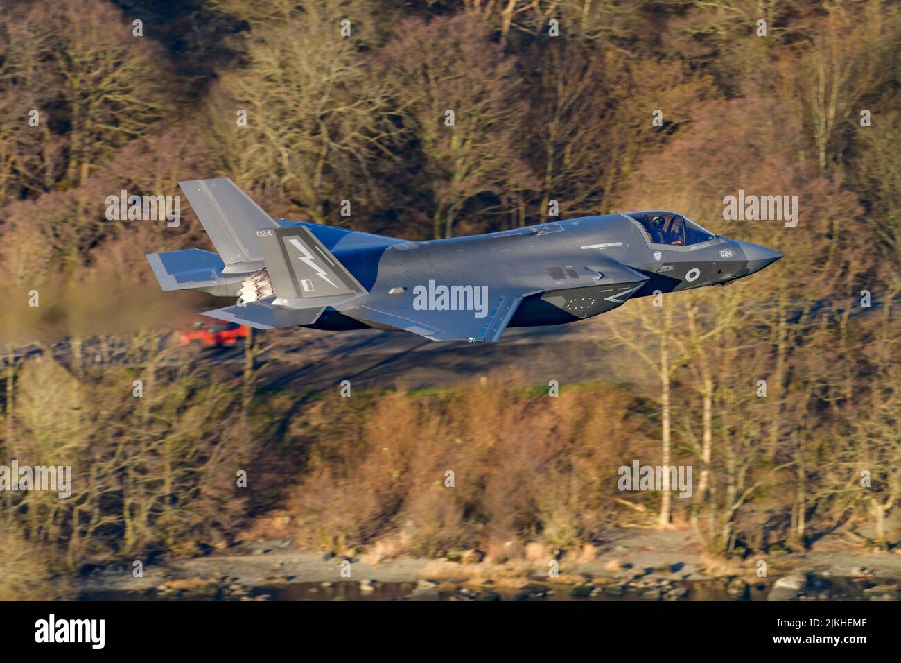 Eine Luftaufnahme eines Tiefstufentrainings des F-35-Jet der RAF über dem Ullswater Lake District, Großbritannien Stockfoto