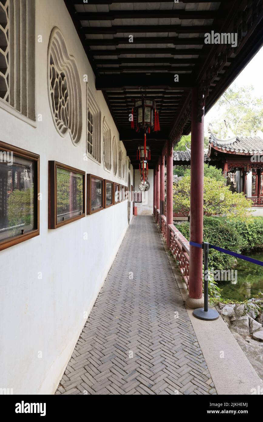 Eine vertikale Aufnahme eines Gebäudes im alten Garten von Suzhou Stockfoto