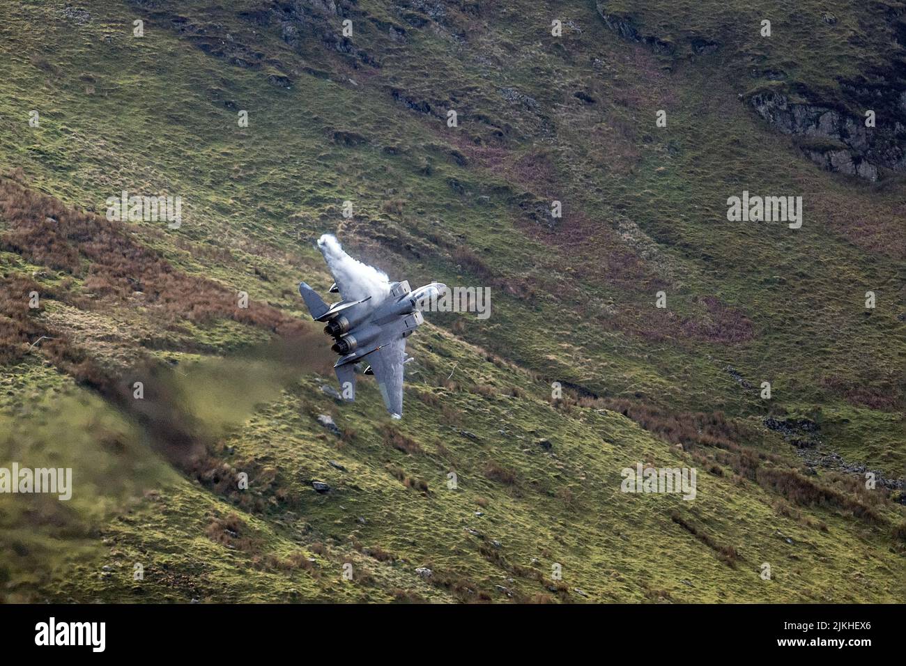 Ein USAF F15E Jet Low-Level Training in der Mach Loop, North Wales, Großbritannien Stockfoto