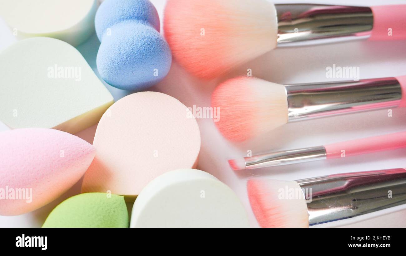 Eine Nahaufnahme von Beauty-Mixer und Make-up-Bürsten auf dem weißen Tisch Stockfoto