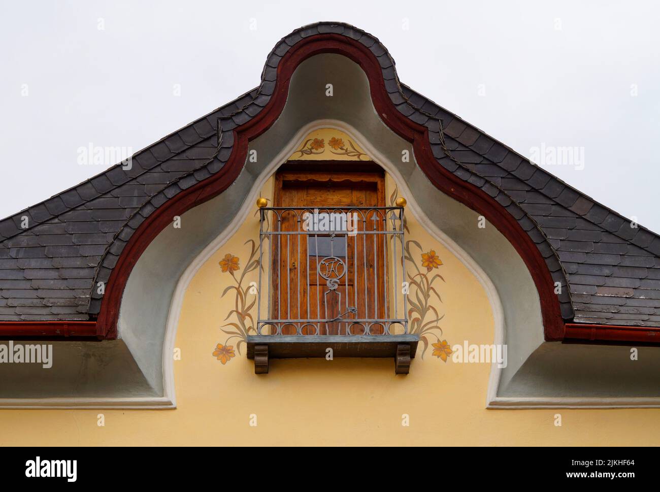 Schöne malerische Architektur des Dorfes Sent im Schweizer Kanton Graubünden, Gemeinde Scuol, Schweiz Stockfoto