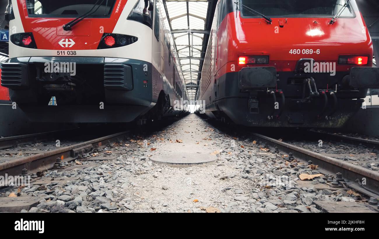 Moderne Elektrozüge stehen am Bahnhof in Zürich, Schweiz Stockfoto