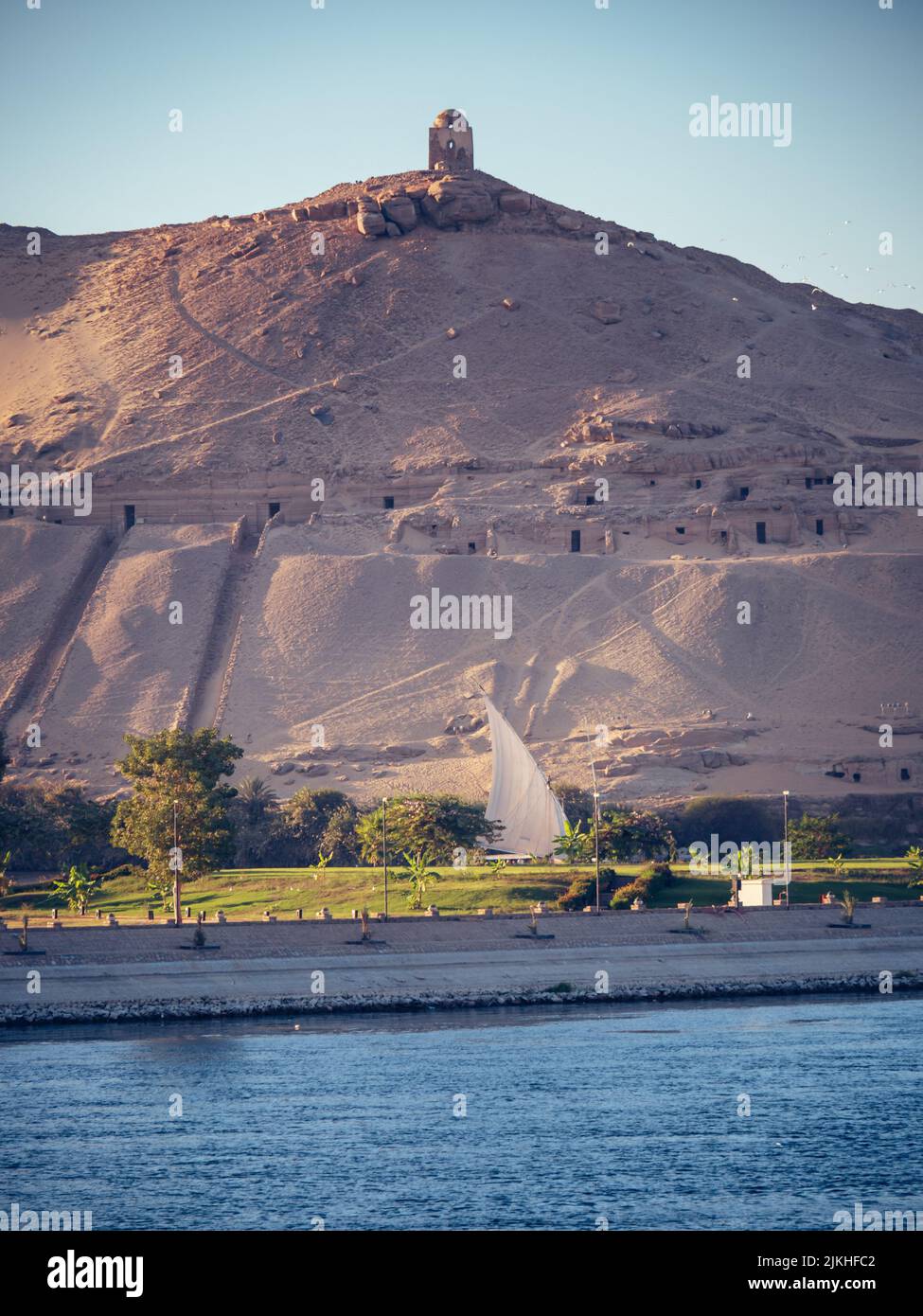 Ein schöner Blick auf einen Nil und einen Berg unter dem klaren Himmel an einem sonnigen Tag Stockfoto