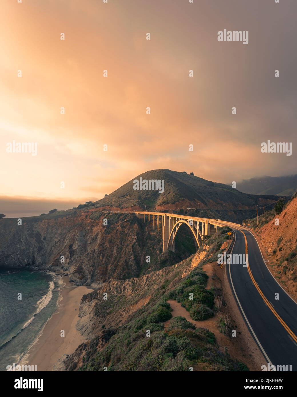 Vertikale Panoramasicht auf den Pacific Coast Highway und die Bixby Creek Bridge in Kalifornien, USA bei Sonnenaufgang Stockfoto