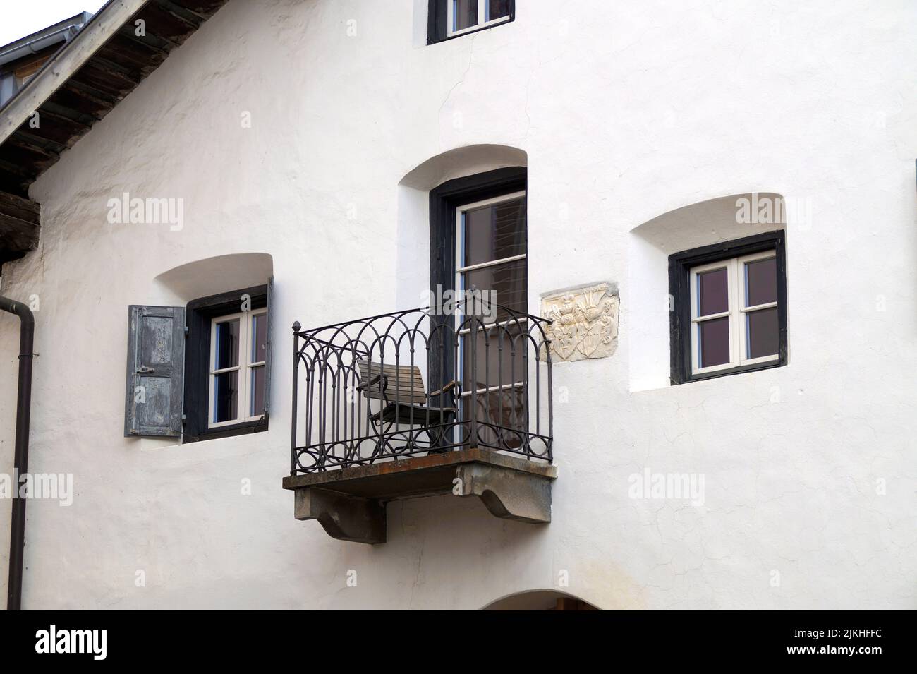 Schöne malerische Architektur des Dorfes Sent im Schweizer Kanton Graubünden, Gemeinde Scuol, Schweiz Stockfoto