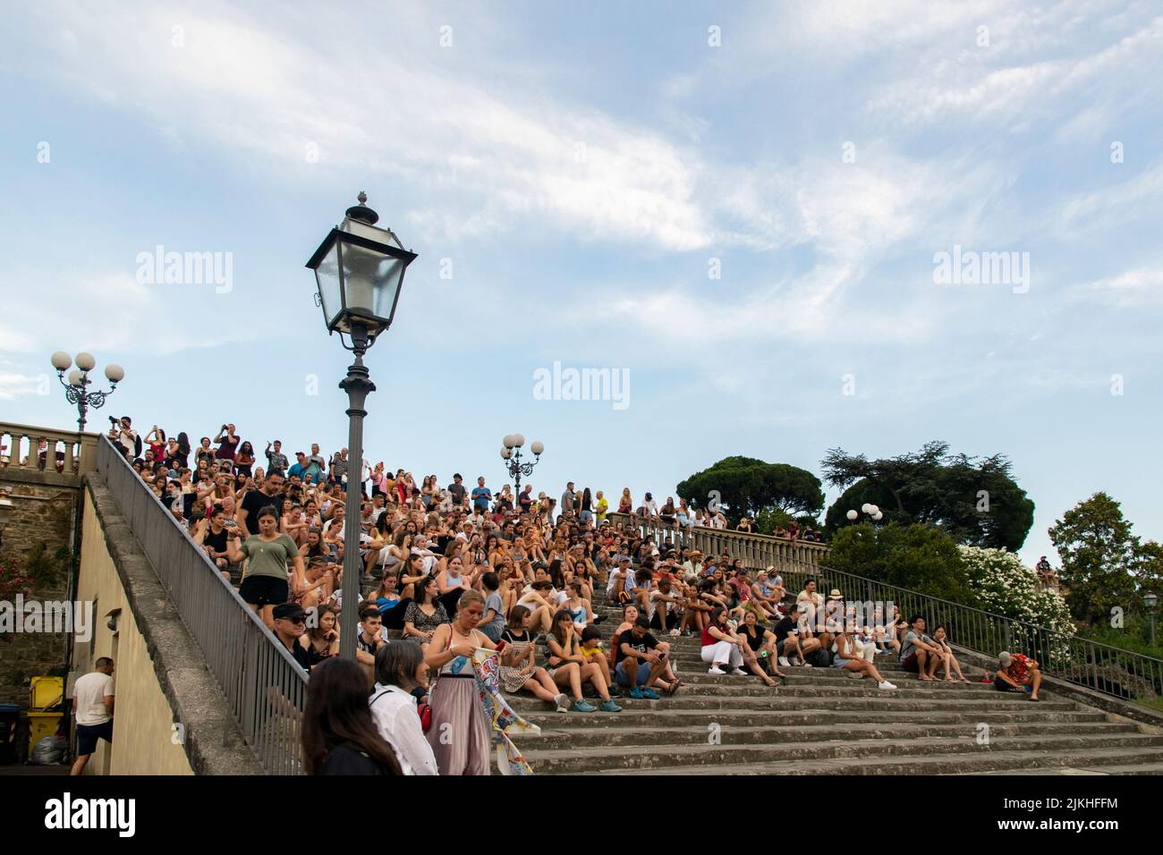 Menschen, die ein Straßenkonzert auf der Piazzale Micheangelo, Florenz, Italien, genießen Stockfoto