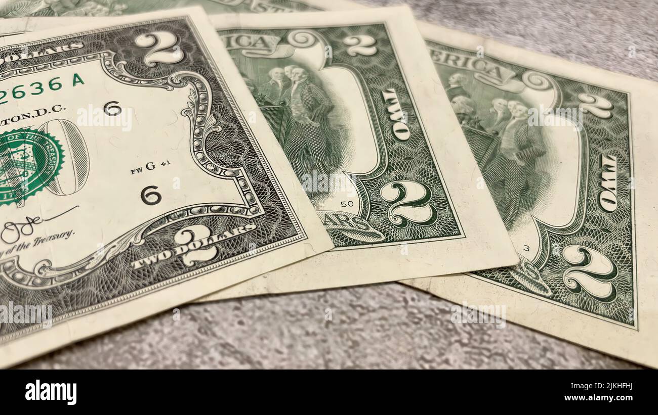 Eine Nahaufnahme von zwei Dollarscheinen auf dem Tisch Stockfoto