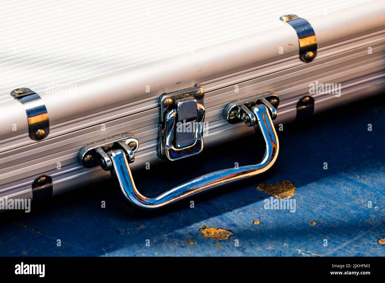 Detail des geschlossenen Aluminiumgehäuses Stockfoto