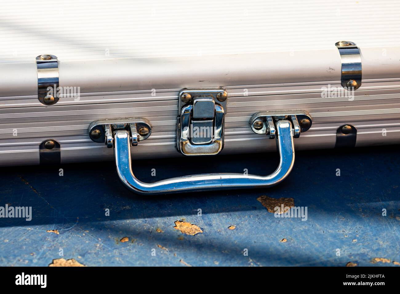 Detail des geschlossenen Aluminiumgehäuses Stockfoto