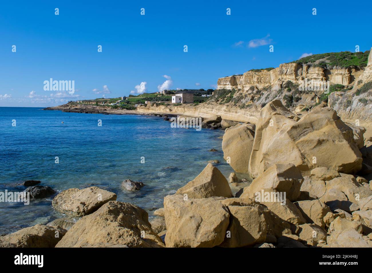 Ein Geröll aus Kalksteinfelsen und -Steinen, die sich entlang der Küste von Gozo, Malta, infolge der Verwitterung und Erosion der Küstenmeeres auftürmten. Stockfoto