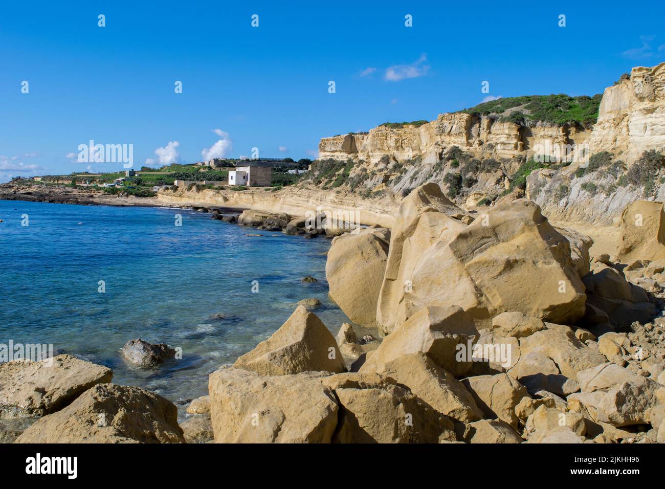 Ein Geröll aus Kalksteinfelsen und -Steinen, die sich entlang der Küste von Gozo, Malta, infolge der Verwitterung und Erosion der Küstenmeeres auftürmten. Stockfoto