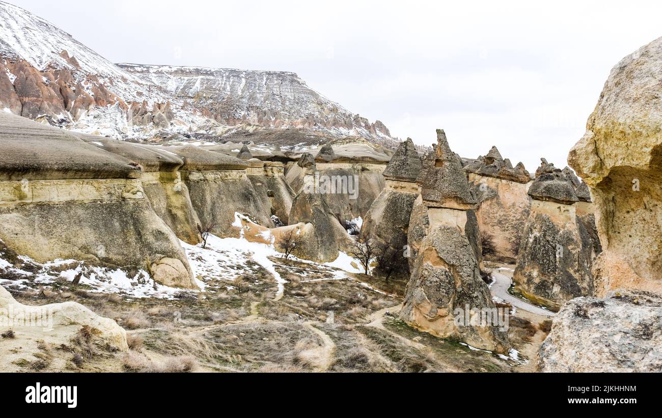 Ein Blick auf graue und beige geologische Formationen und Gesteine in Kappadokien, Türkei Stockfoto