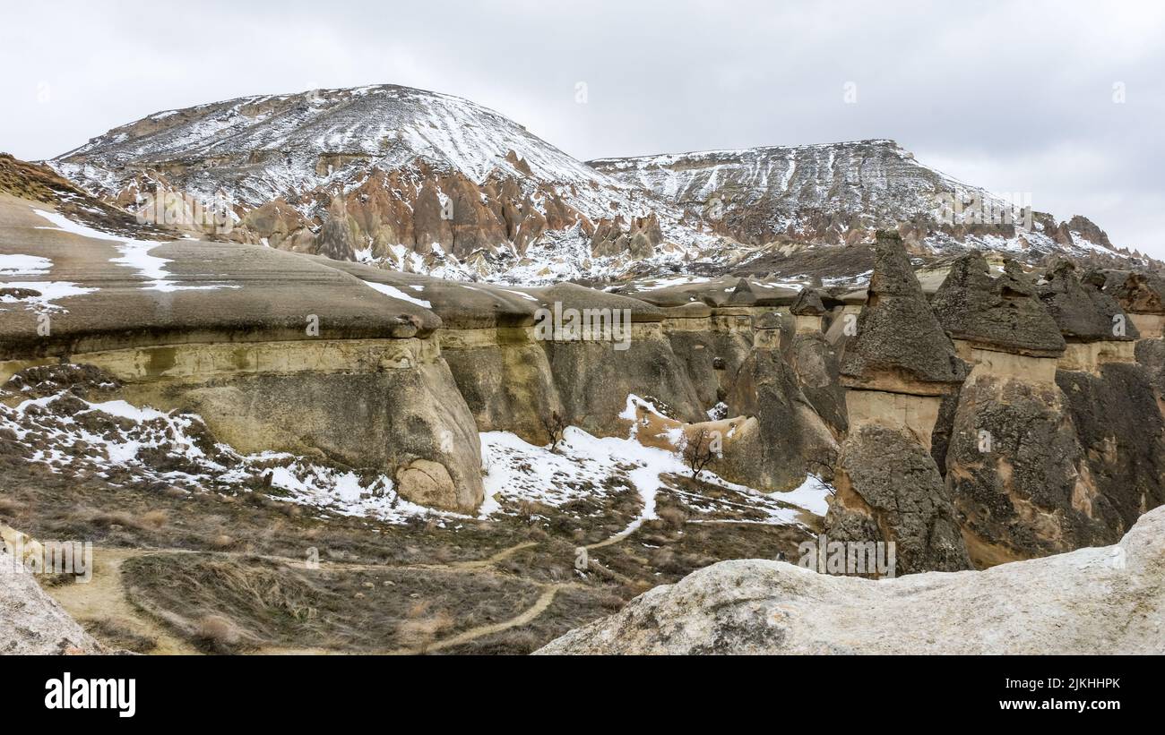 Ein Blick auf graue und beige geologische Formationen und Gesteine in Kappadokien, Türkei Stockfoto