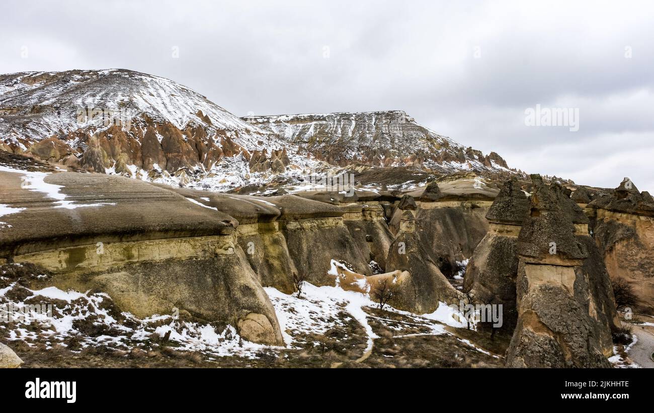 Ein Blick auf graue und beige geologische Formationen und Gesteine in Kappadokien, Türkei Stockfoto