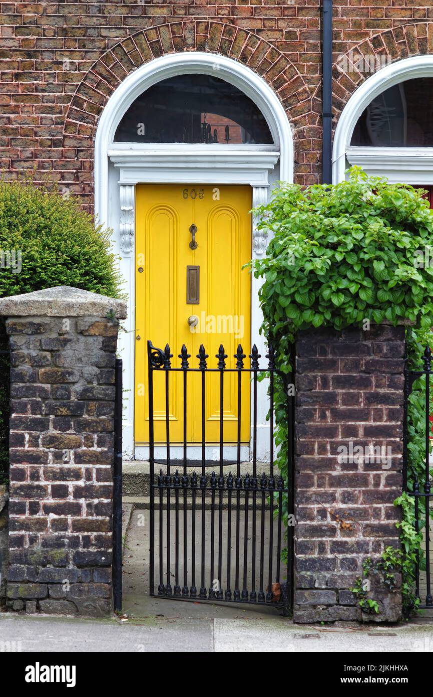 Gelbe Tür in der irischen Hauptstadt Dublin Stockfoto