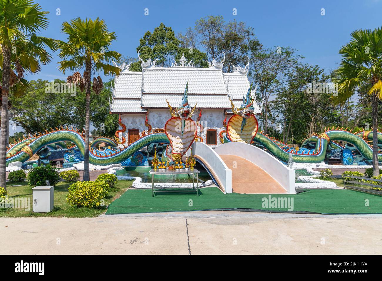 Ein kleiner Dorftempel mit bunten Drachenskulpturen in Bang Sare, thailand Stockfoto