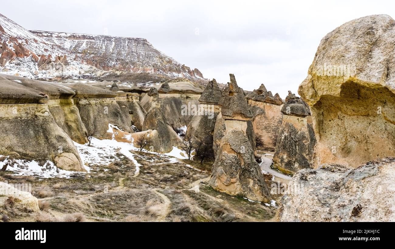 Ein Blick auf graue und beige geologische Formationen und Gesteine in Kappadokien, Türkei Stockfoto