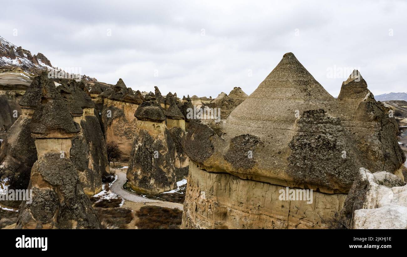 Ein Blick auf graue und beige geologische Formationen und Gesteine in Kappadokien, Türkei Stockfoto