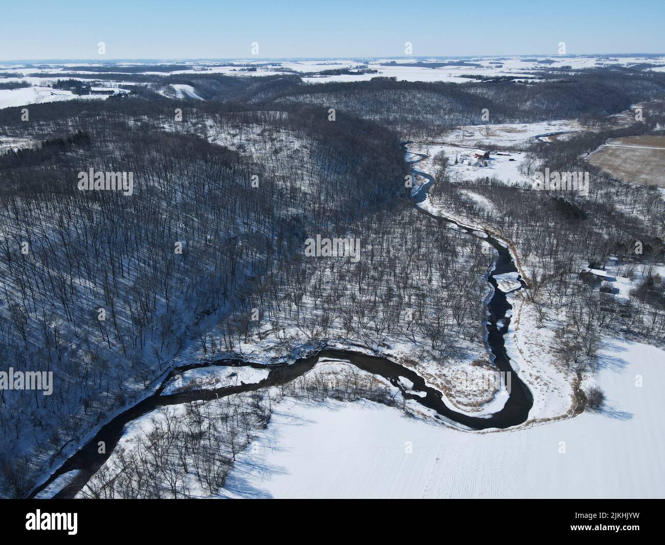Eine Luftaufnahme des schneebedeckten Feldes in Minnesota, USA Stockfoto