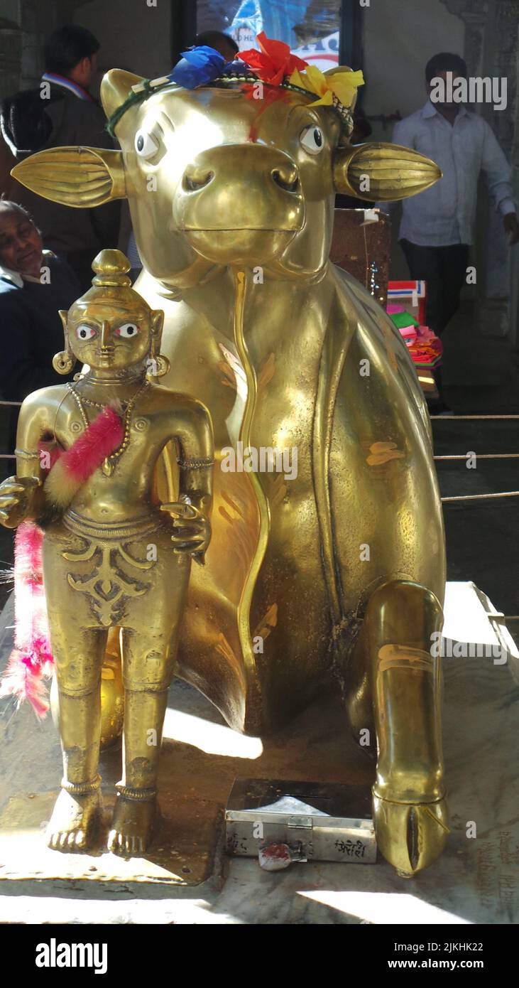 Der goldene Herr Shiva Idol auf dem Berg Abu im Bundesstaat Rajasthan, Indien Stockfoto