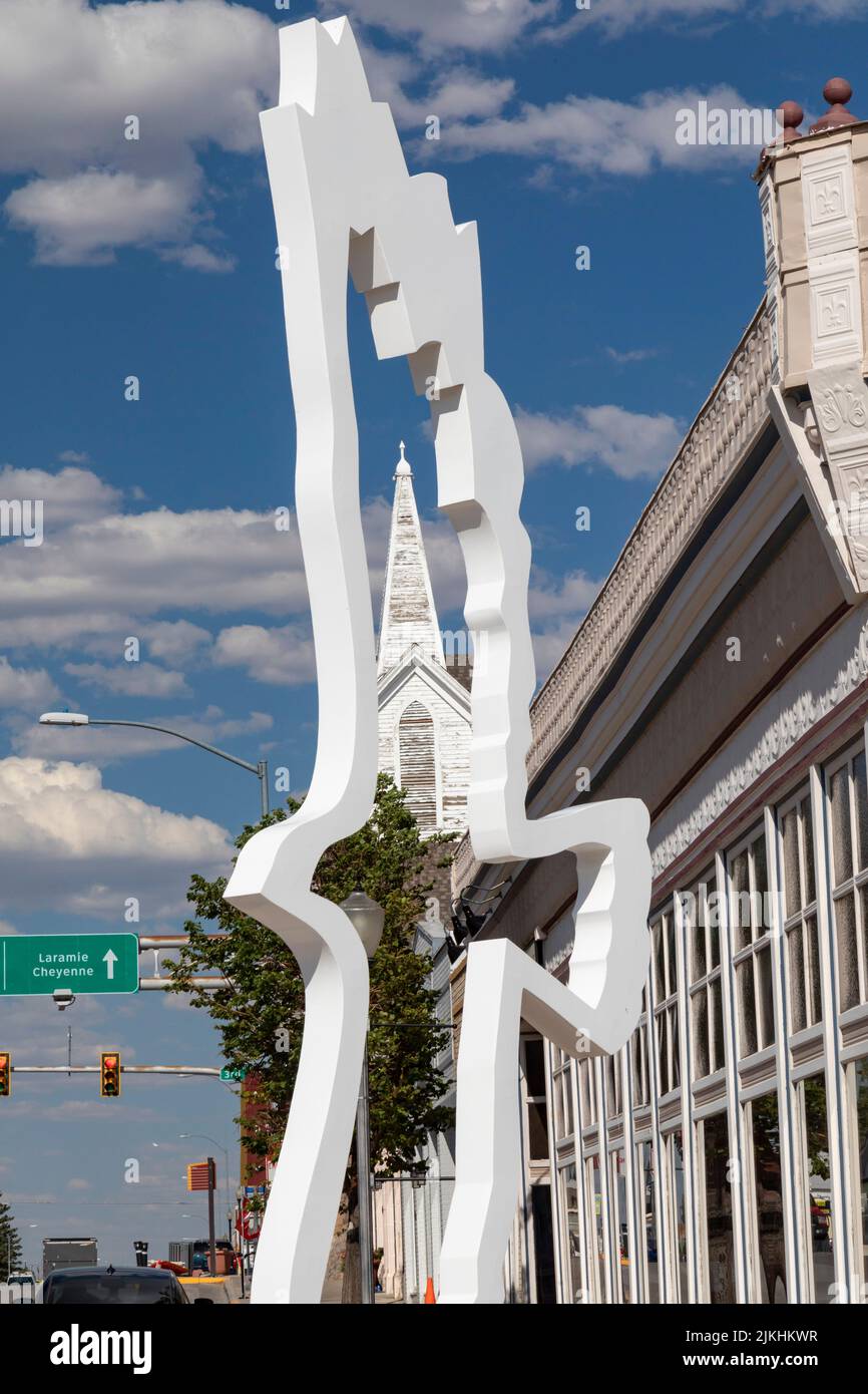 Rawlins, Wyoming - Eine ausgeschnittene Skulptur eines Vogels, eines von mehreren identischen Stücken in der Innenstadt von Rawlins. Das Werk ist "Navigation" von Joshua Wiener. Der Stockfoto