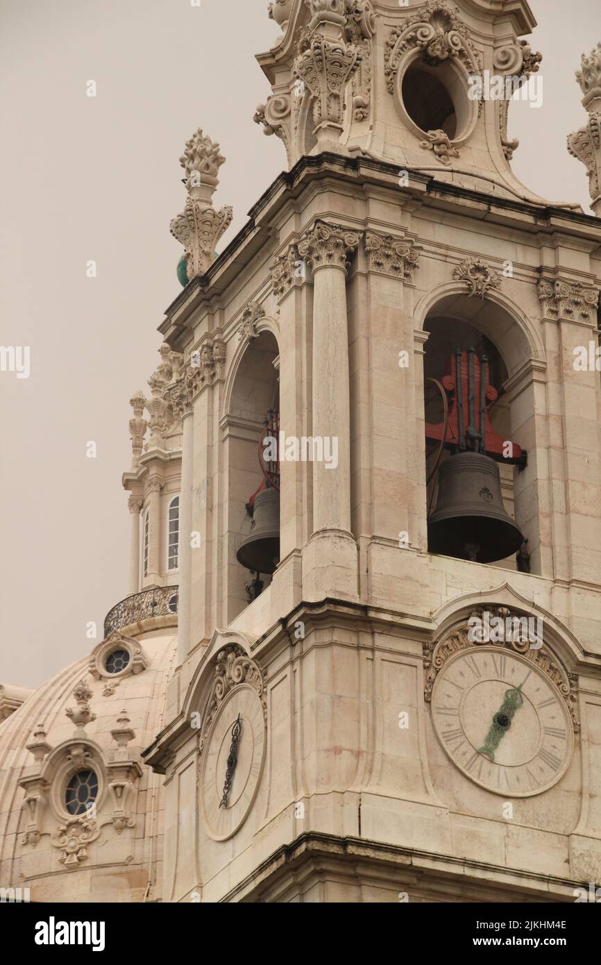 Eine vertikale Aufnahme der Basilika von Estrela in Lissabon, Portugal Stockfoto