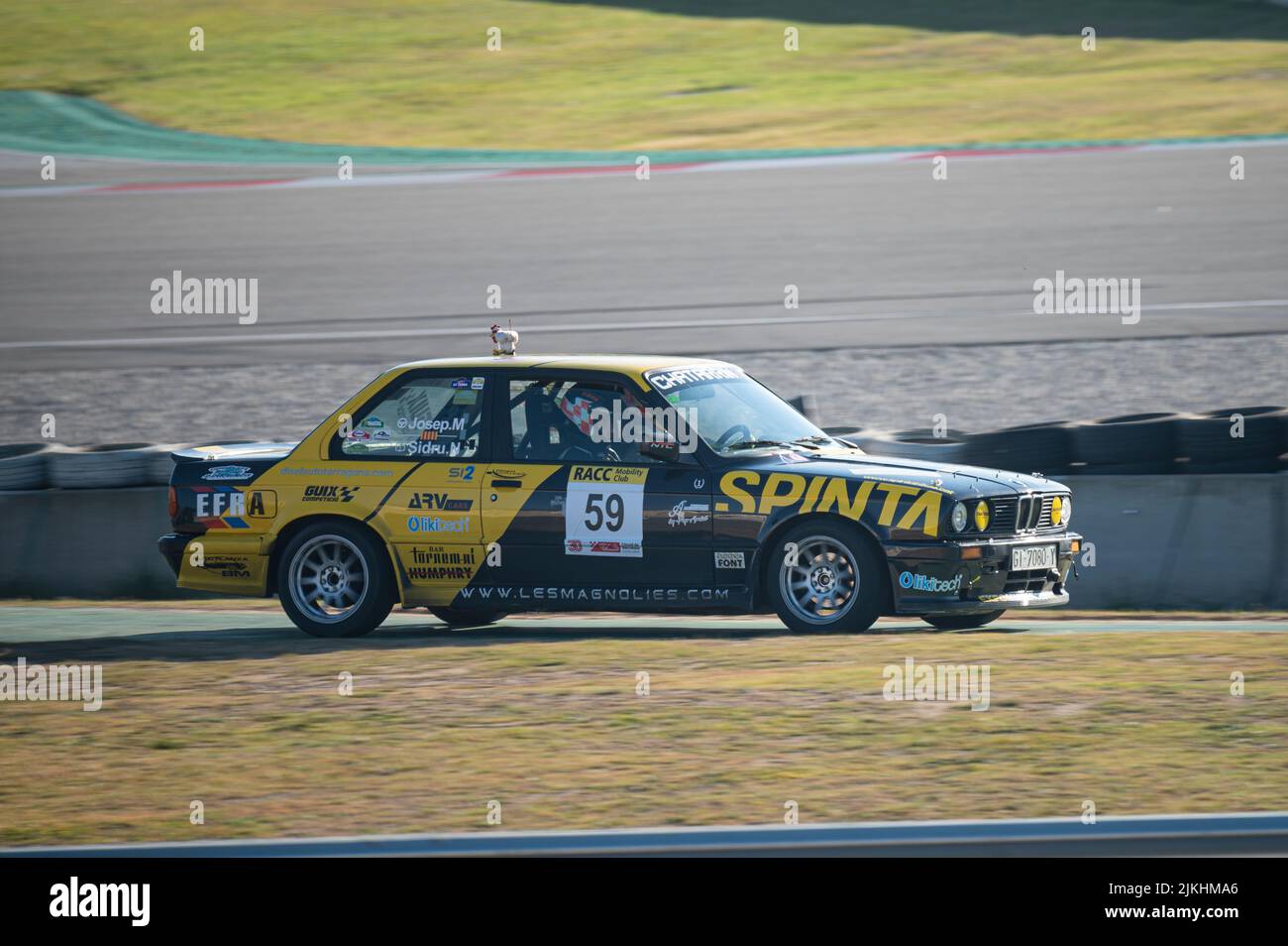 Barcelona, Spanien; 20. Dezember 2021: BMW E30 Rennwagen auf der Strecke von Montmelo Stockfoto