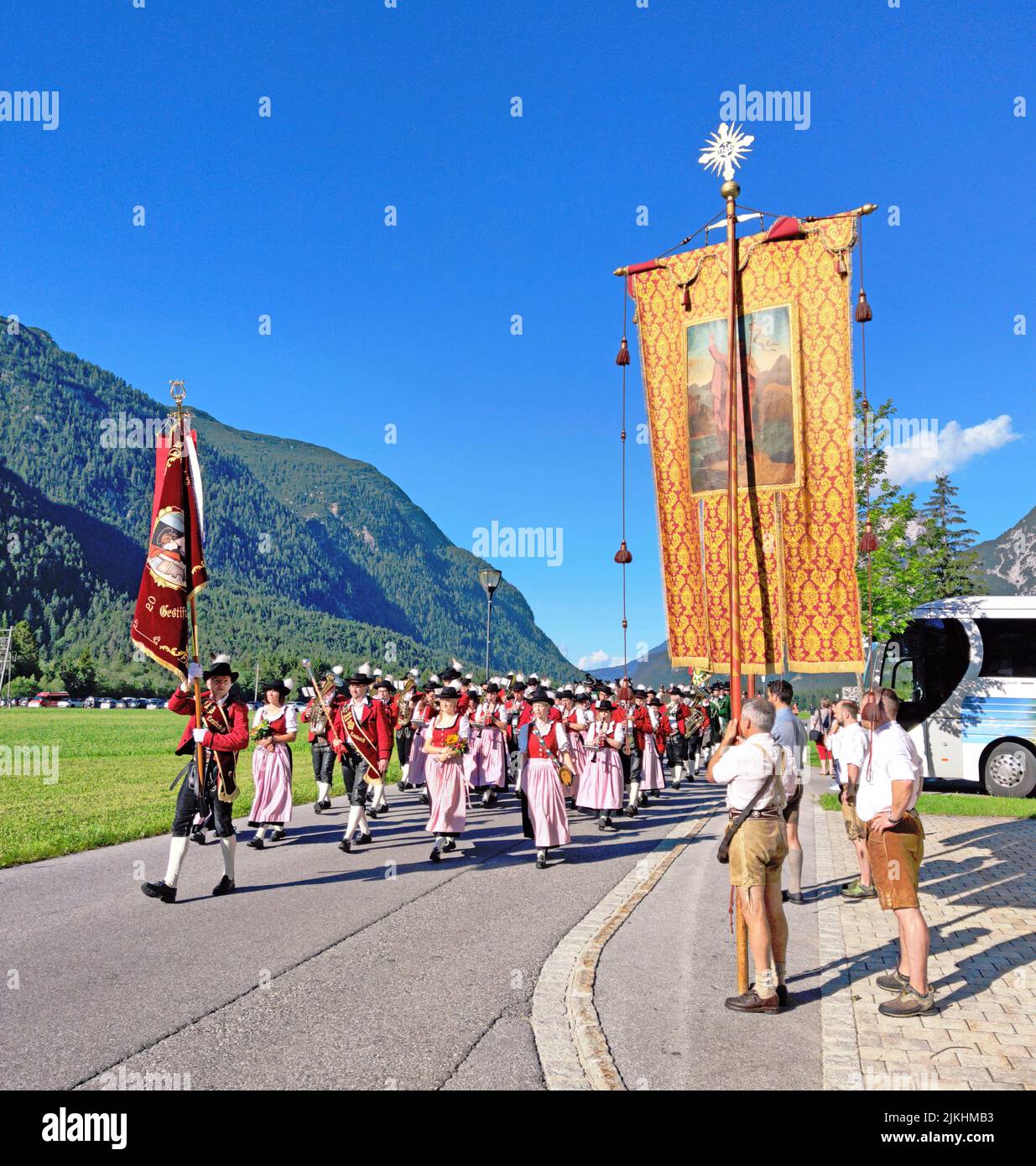 Prozession im Tiroler Leutaschtal, Österreich Stockfoto