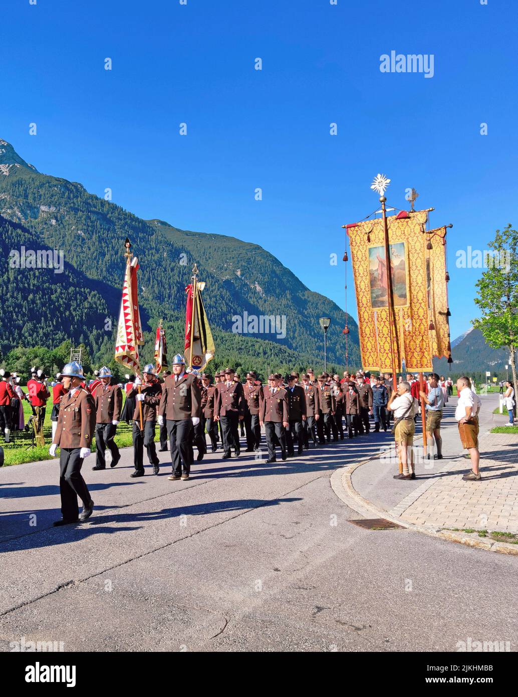 Prozession im Tiroler Leutaschtal, Österreich Stockfoto