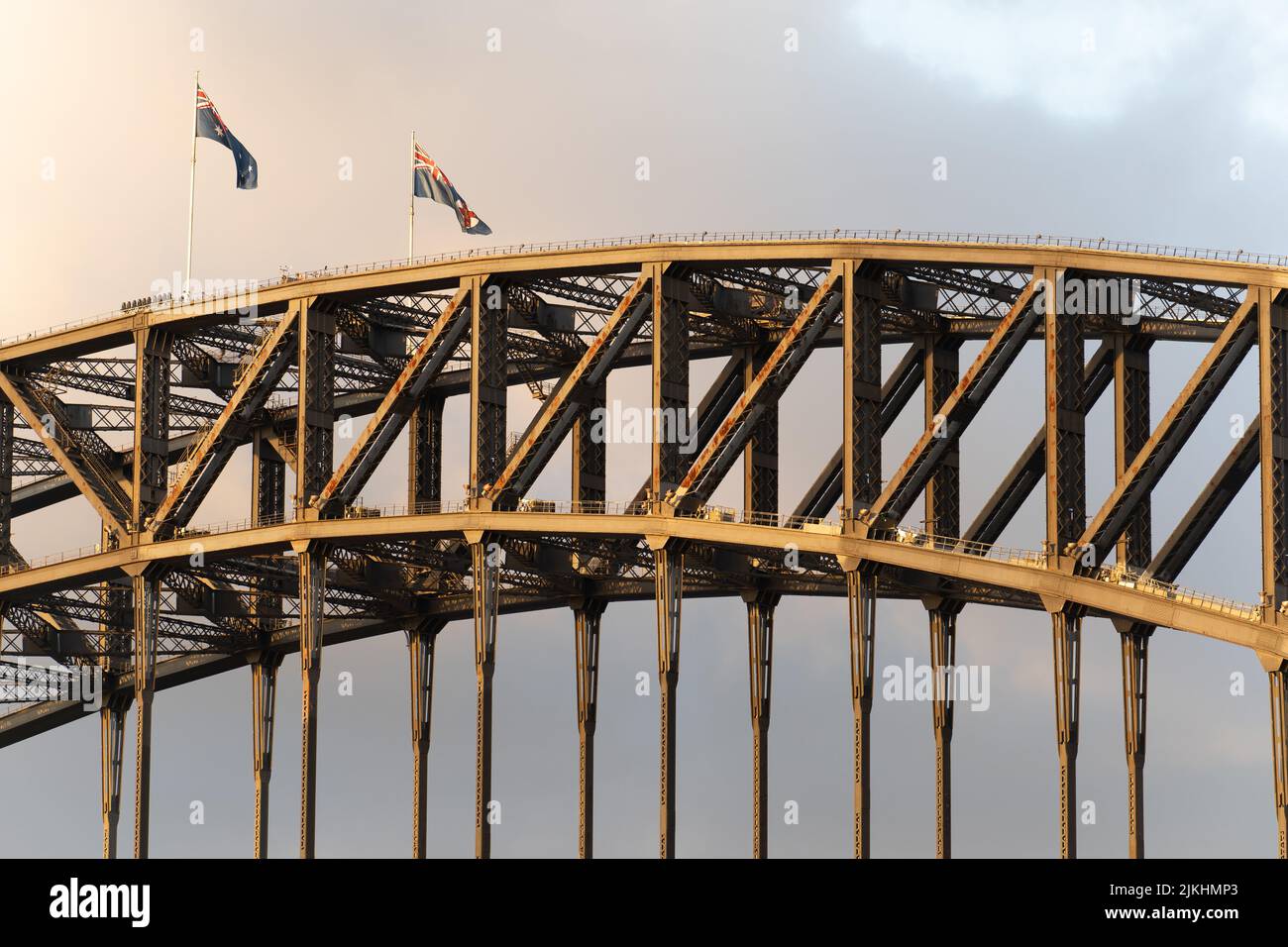 Die australischen Flaggen fliegen auf der Sydney Harbour Bridge Stockfoto