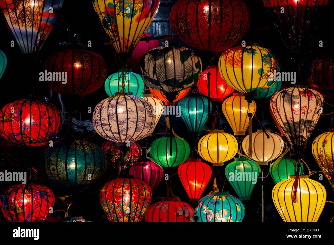 Bunte chinesische Laternen auf dem Nachtmarkt von Hoi an, Vietnam. Stockfoto