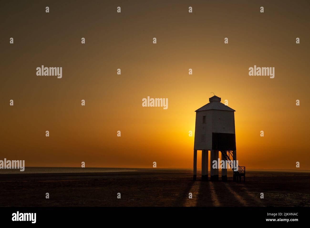 Ein wunderschöner goldener Sonnenuntergang über dem Burnham-on-Sea Low Lighthouse in England Stockfoto