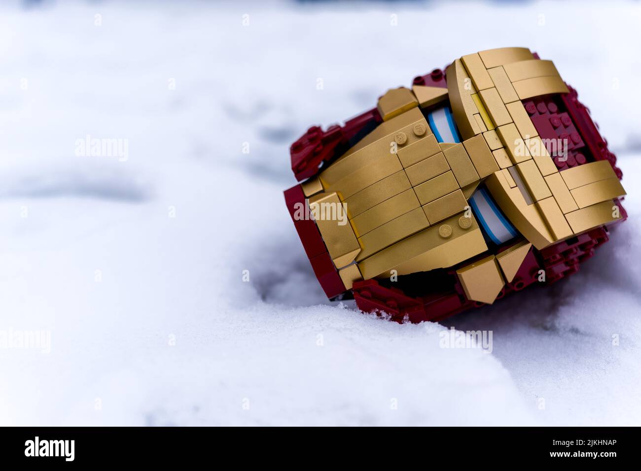 Eine Nahaufnahme einer Eisernen Mann Maske auf dem Schnee Stockfoto