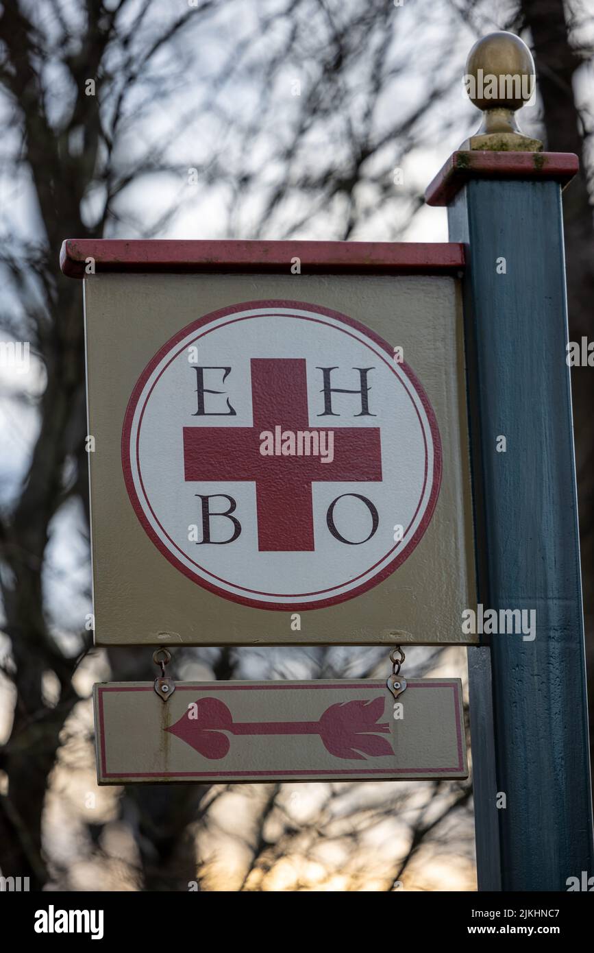 Ein Verbandsschild auf Niederländisch (EHBOs) im Freizeitpark Efteling in den Niederlanden Stockfoto