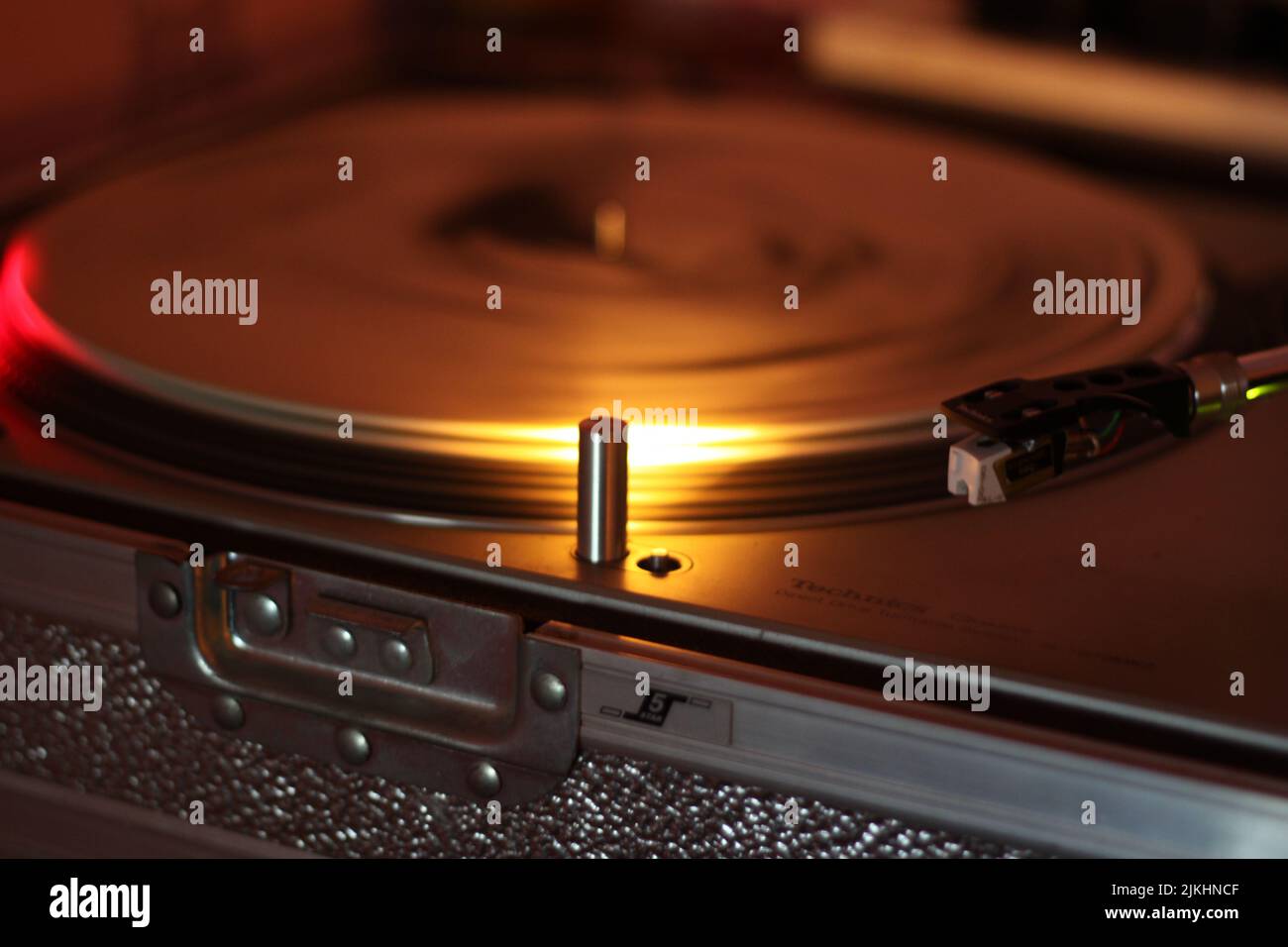 Eine selektive Fokusaufnahme eines schönen Metal-Plattenspielers Stockfoto
