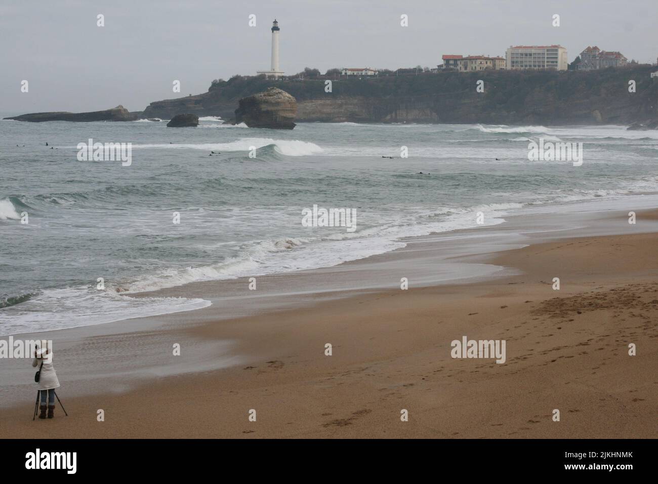 Ein schöner Sandstrand bei düsterem Wetter in Biarritz, Frankreich Stockfoto