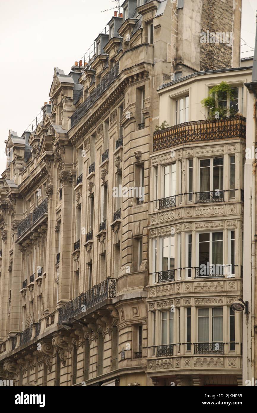 Eine vertikale Aufnahme einer schönen klassischen Gebäudefassade in Paris, Frankreich Stockfoto